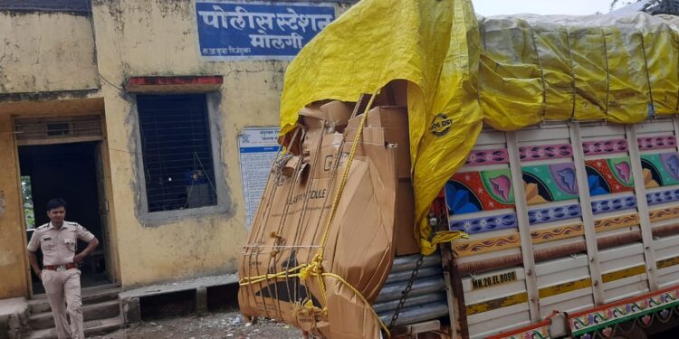 आचारसंहिता सुरू असतानाही लाभार्थ्यांना वाटप करण्यासाठी आलेले साहित्याचे टेम्पो ग्रामस्थांनी पकडुन दिले पोलिसांच्या ताब्यात