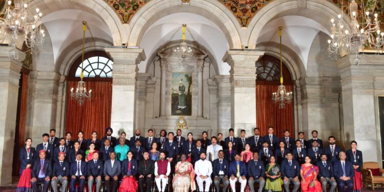 नंदुरबार येथील प्रतिक कदम याचा राष्ट्रपती द्रौपदी मूर्मु यांच्या हस्ते सन्मान