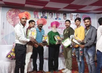 रियल हिरो पुरस्काराने जिल्ह्यातील 5 सर्पमित्रांचा गौरव, सागर निकुंभे यांना सर्प अभ्यासक म्हणून विशेष पुरस्कार 