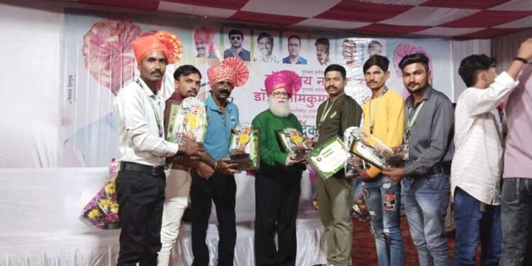 रियल हिरो पुरस्काराने जिल्ह्यातील 5 सर्पमित्रांचा गौरव, सागर निकुंभे यांना सर्प अभ्यासक म्हणून विशेष पुरस्कार 