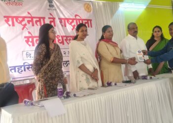 पालकमंत्री ना.डॉ.विजयकुमार गावीत यांच्या हस्ते दुष्काळ अनुदानासाठी बॅकेला दिला सहा कोटीचा धनादेश