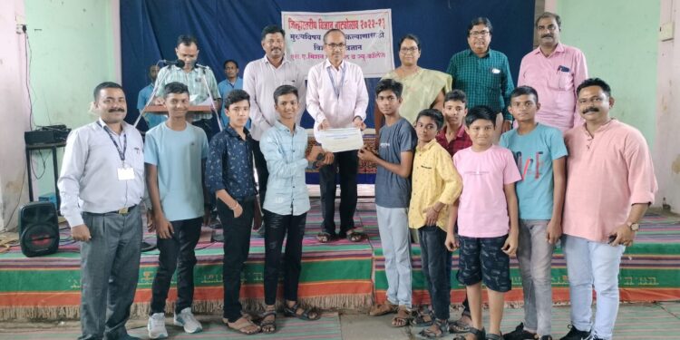 डी.आर.हायस्कूलच्या विद्यार्थ्यांचा राष्ट्रीय विज्ञान नाट्यमहोत्सव सहभाग