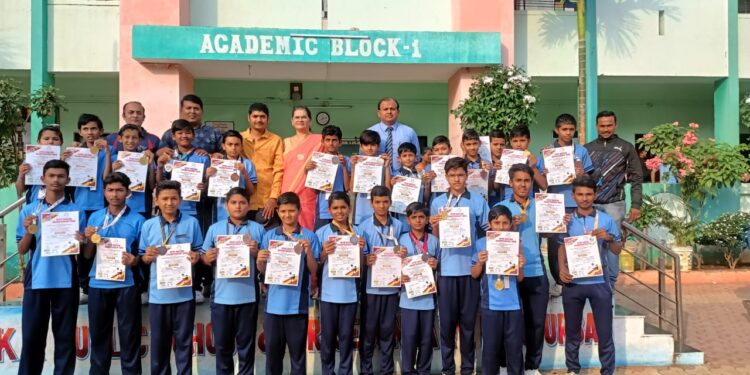 के . आर . पब्लिक स्कुल , ज्यु . कॉलेजच्या विद्यार्थ्यांची स्केटींग स्पर्धेत गगन भरारी 