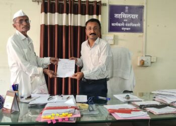 उत्पन्नात वाढ झाल्यामुळे रेशन धान्य सवलत बंद करण्यासाठी दोन जणांनी केली मागणी