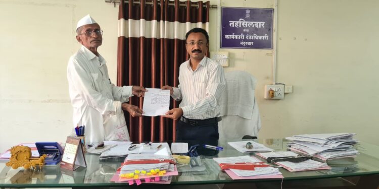 उत्पन्नात वाढ झाल्यामुळे रेशन धान्य सवलत बंद करण्यासाठी दोन जणांनी केली मागणी