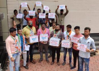 महागाईने दुखते डोके, गद्दारांना ५० खोके घोषणा देत राष्ट्रवादी युवक कॉंग्रेसने केले आंदोलन