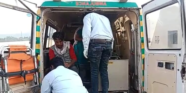 दोन मोटरसायकलींची समोरासमोर धडक, दोन जण गंभीर जखमी