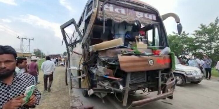 शहादा येथे ट्रॅव्हल्स व आयशरची भीषण धडक,अपघातात तीन जण ठार 17 जण जखमी