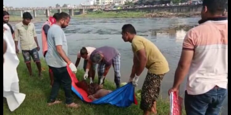 नवापूर नदी पात्रात मृतदेह आढळल्याने उडाली खळबळ