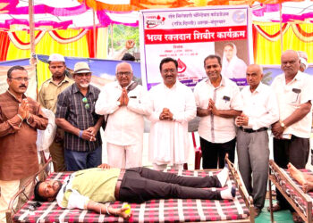 संत निरंकारी मिशन भादवड शाखेतर्फे शिबिरात 99 निरंकारी बांधवांचे रक्तदान