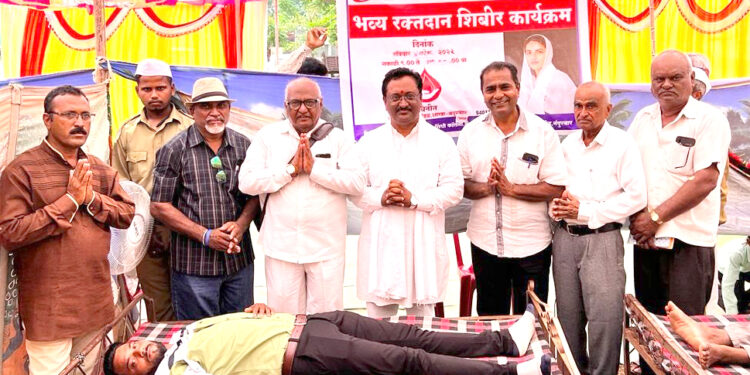 संत निरंकारी मिशन भादवड शाखेतर्फे शिबिरात 99 निरंकारी बांधवांचे रक्तदान