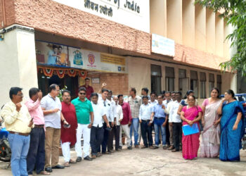 एल.आय.सी. विमा प्रतिनिधींनी विश्राम दिवस पाळून केले आंदोलन