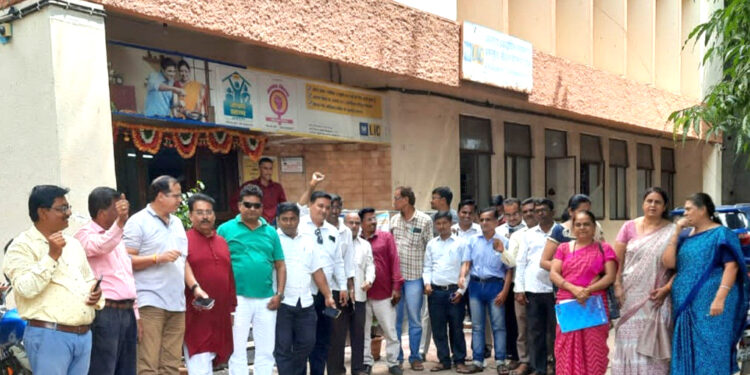 एल.आय.सी. विमा प्रतिनिधींनी विश्राम दिवस पाळून केले आंदोलन