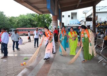 भाजपातर्फे सेवा सप्ताह पंधरवाडा अंतर्गत बस स्थानक येथे केली स्वच्छता