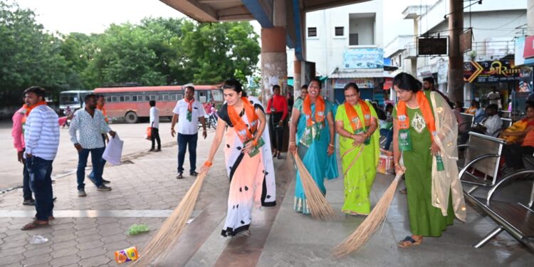 भाजपातर्फे सेवा सप्ताह पंधरवाडा अंतर्गत बस स्थानक येथे केली स्वच्छता