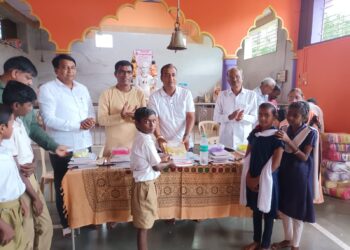 स्वामी विवेकानंद हायस्कूल येथे शैक्षणिक साहित्य वाटप