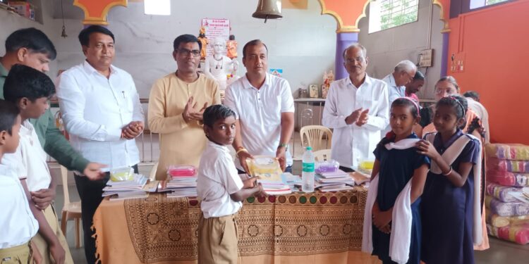 स्वामी विवेकानंद हायस्कूल येथे शैक्षणिक साहित्य वाटप