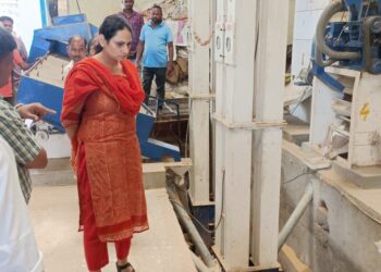 शेतकरी उत्पादक प्रकल्पांना जिल्हाधिकारी मनीषा खत्री यांनी दिली भेट