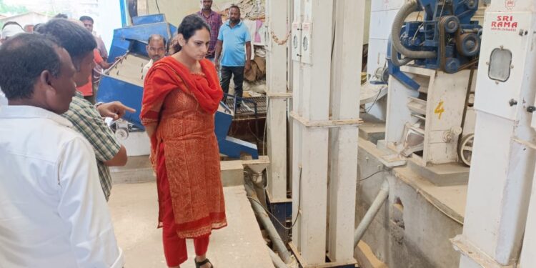 शेतकरी उत्पादक प्रकल्पांना जिल्हाधिकारी मनीषा खत्री यांनी दिली भेट