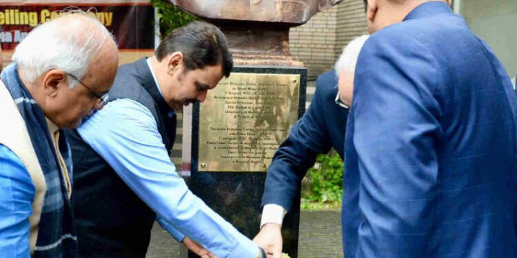 लोकशाहीर अण्णाभाऊ साठे व्यक्ती नव्हे तर विद्यापीठ – उपमुख्यमंत्री देवेंद्र फडणवीस