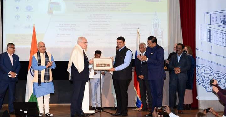 मॉस्को स्टेट लायब्ररीत लोकशाहीर अण्णाभाऊ साठे यांच्या पुतळ्याचे अनावरण