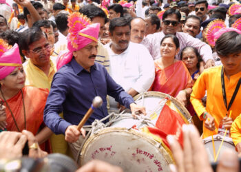 गणपती विसर्जन रथाच्या मिरवणूकीला मंत्री गिरीश महाजन यांच्या उपस्थितीत झाली सुरूवात