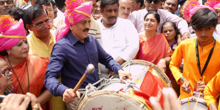 गणपती विसर्जन रथाच्या मिरवणूकीला मंत्री गिरीश महाजन यांच्या उपस्थितीत झाली सुरूवात