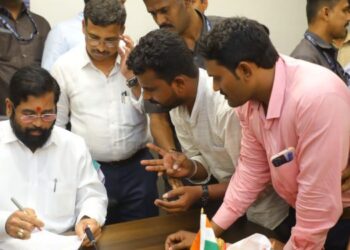 रात्रीचे आठ… अन् मंत्रालयात आलेल्या सामान्य माणसाला भेटण्याची मुख्यमंत्र्यांची तळमळ