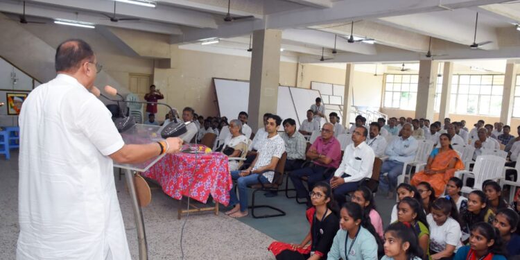 पूज्य सानेगुरुजी विद्या प्रसारक मंडळाच्या कला महाविद्यालयात ‘गांधी भजनावली’ कार्यक्रम