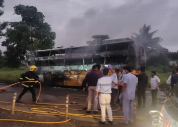 नाशिक येथे प्रवासी बस जळून खाक, १० जणांचा मृत्यू