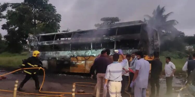 नाशिक येथे प्रवासी बस जळून खाक, १० जणांचा मृत्यू
