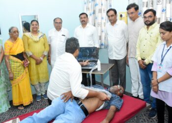 सहकारमहर्षी स्व अण्णासाहेब पी.के. पाटील यांच्या जयंतीनिमित्त झालेल्या हृदय रोग तपासणी शिबिरात 325 रुग्णांची तपासणी.