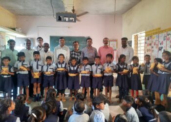 उमर्दे खुर्दे येथील पाणी शुद्धिकरण यंत्राचे उदघाटन, दीपावली फराळ वाटप