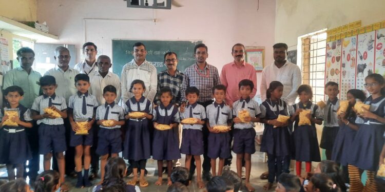 उमर्दे खुर्दे येथील पाणी शुद्धिकरण यंत्राचे उदघाटन, दीपावली फराळ वाटप