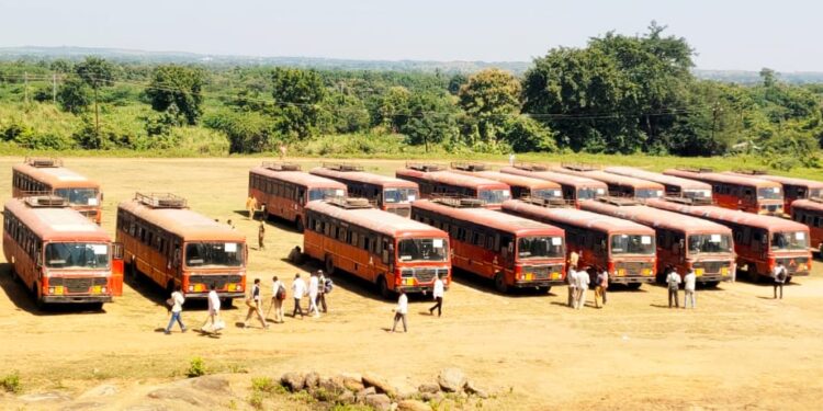 नवापूर तालुक्यातील 78 ग्रामपंचायतीच्या निवडणूकीसाठी कर्मचारी रवाना