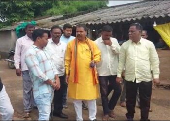 पीडीतेच्या परिवाराला आ. आमश्या पाडवी यांची भेट, दोषींवर कारवाईसह मदत मिळवून देण्याच्या दिले आश्वासन