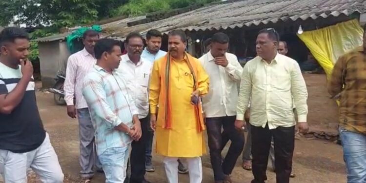 पीडीतेच्या परिवाराला आ. आमश्या पाडवी यांची भेट, दोषींवर कारवाईसह मदत मिळवून देण्याच्या दिले आश्वासन