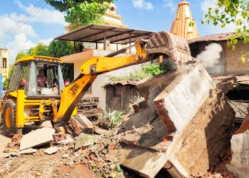 अखेर त्या वादग्रस्त अतिक्रमणावर हतोडा