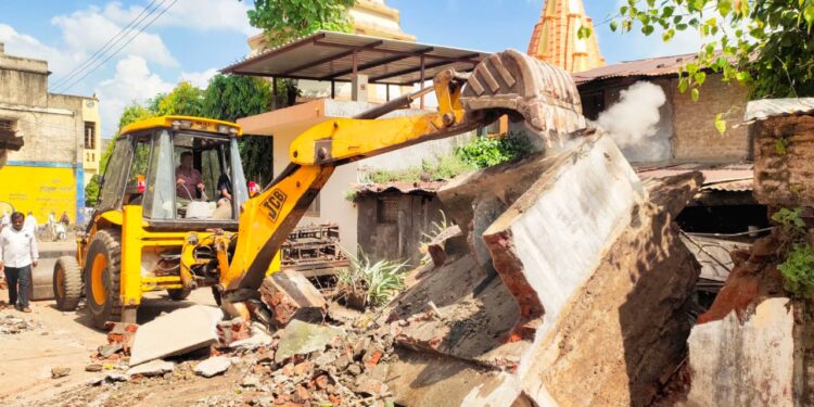 अखेर त्या वादग्रस्त अतिक्रमणावर हतोडा