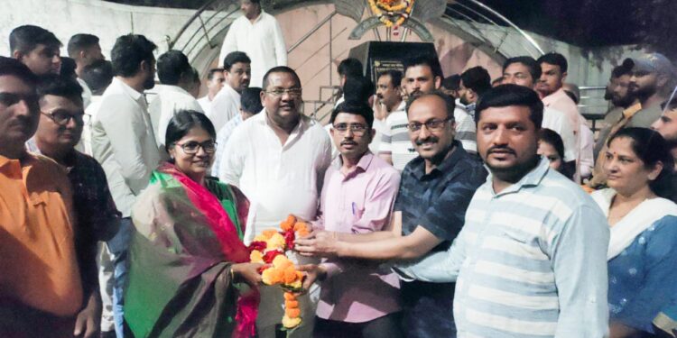 जि.प.महीला बालकल्याण सभापतीपदी बिनविरोध निवड झाल्याबद्दल संगिता भरत गावीत यांचे भव्य स्वागत