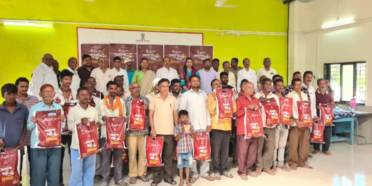 नंदुरबार येथे पालकमंत्र्यांच्या हस्ते दिवाळी किट वाटप