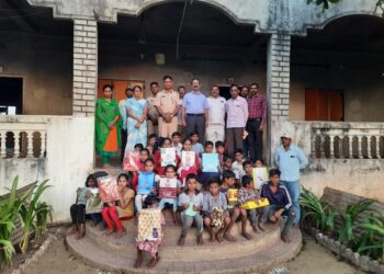 खाकी वर्दीतील माणुसकीचे दर्शन: अनाथ आश्रमातील मुलांना कपडे वाटप करून दिवाळी साजरी
