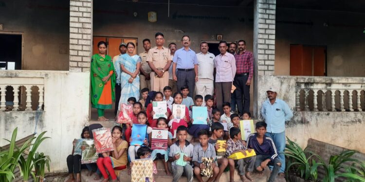 खाकी वर्दीतील माणुसकीचे दर्शन: अनाथ आश्रमातील मुलांना कपडे वाटप करून दिवाळी साजरी