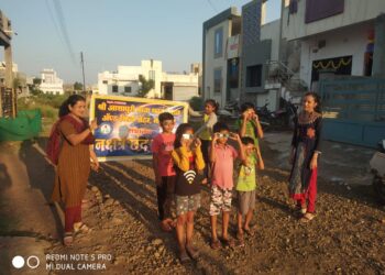 नक्षत्र छंद मंडळाच्या मार्गदर्शनाने विद्यार्थ्यांनी व नागरिकांनी अनुभवले सूर्यग्रहण