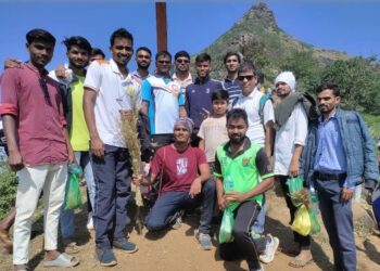 माऊंट एव्हरेस्टच्या मोहिमेला जाण्यापूर्वी आंतरराष्ट्रीय गिर्यारोह अनिल वसावेने अस्तंबा शिखरावर फडकवला तिरंगा