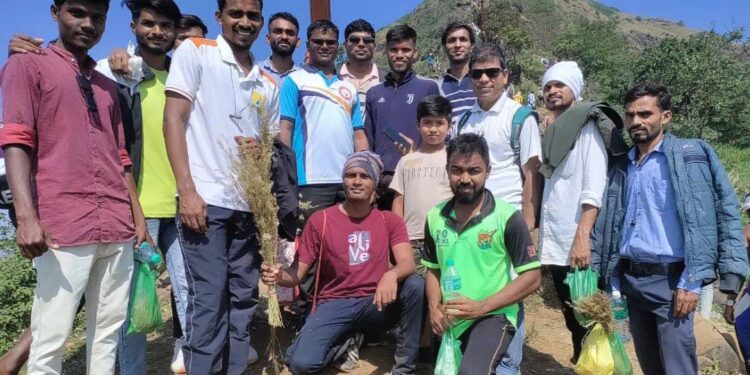 माऊंट एव्हरेस्टच्या मोहिमेला जाण्यापूर्वी आंतरराष्ट्रीय गिर्यारोह अनिल वसावेने अस्तंबा शिखरावर फडकवला तिरंगा