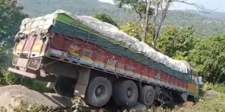 तांदूळ घेऊन जाणारा ट्रक उलटला, अपघातात ट्रकचालक जखमी