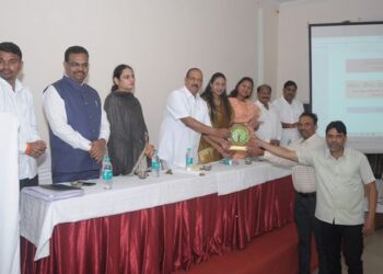 नागरिकांना चांगली आरोग्य सेवा देण्यासाठी कटिबद्ध राहण्याचे पालकमंत्री डॉ. विजयकुमार गावीत यांचे निर्देश