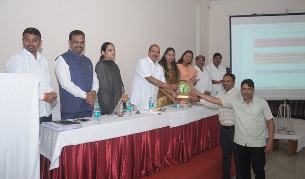 नागरिकांना चांगली आरोग्य सेवा देण्यासाठी कटिबद्ध राहण्याचे पालकमंत्री डॉ. विजयकुमार गावीत यांचे निर्देश