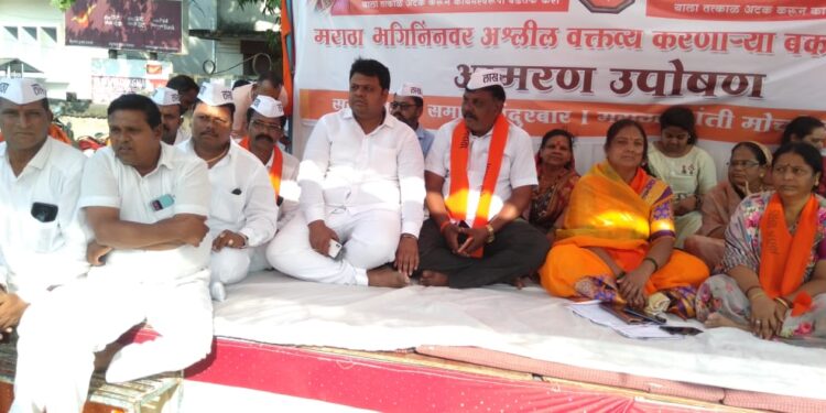 मराठा समाजाबद्दल बेताल वक्तव्य करणार्‍या पोलीस निरीक्षक बकाले यांच्या कायमस्वरूपी निलंबनासाठी नितीन जगताप यांचे परिवारासह उपोषण सुरू
